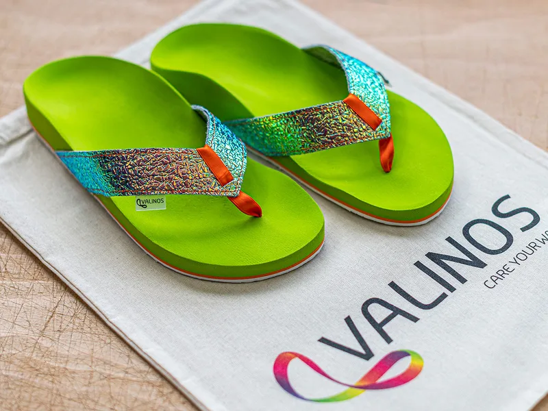 Tong Valinos sur mesure, semelle verte et bride irisée